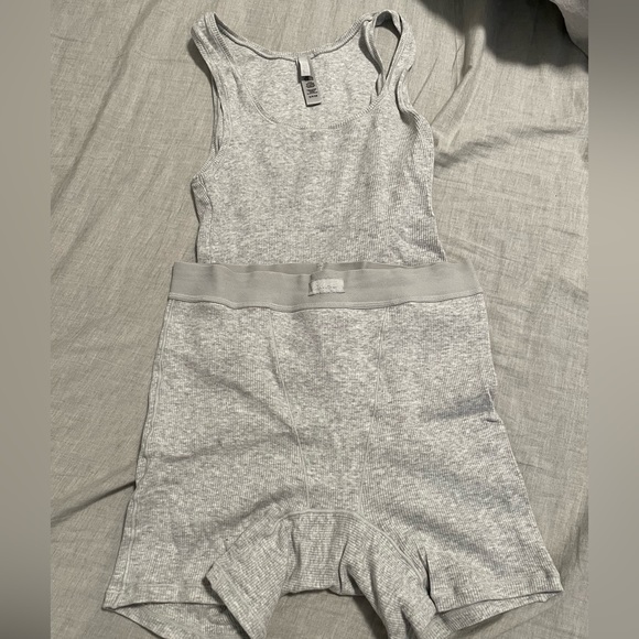 SKIMS 2 pieces- Ribbed Cotten - Boxer and Tank set - Picture 4 of 9